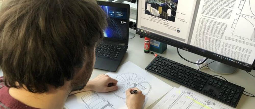 Έλληνας φοιτητής αρχιτεκτονικής σχεδιάζει κατοικίες στην… Σελήνη! (βίντεο)