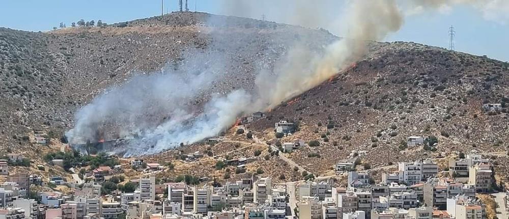 Μεγάλη φωτιά στο Σχιστό Κορυδαλλού - Κοντά σε σπίτια οι φλόγες
