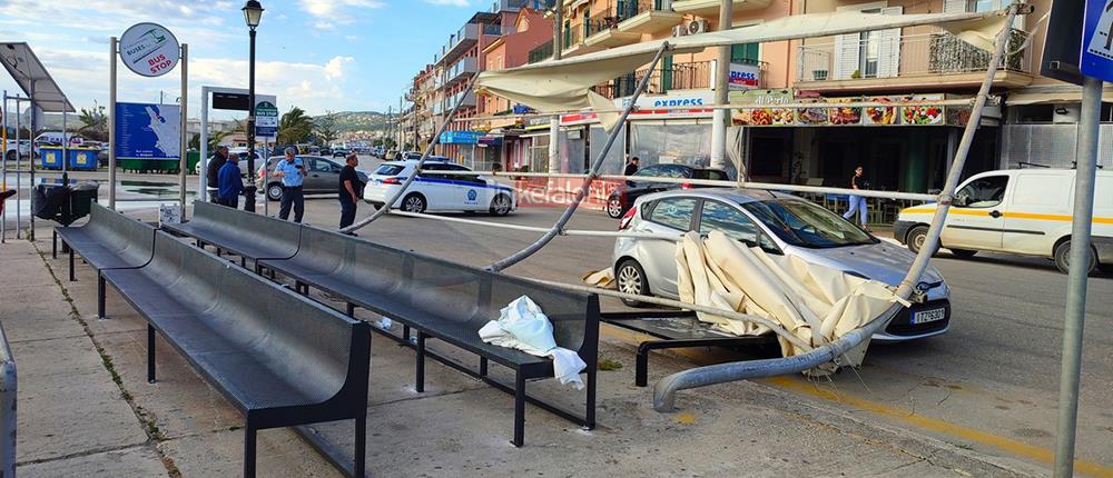 Κακοκαιρία - Κεφαλονιά: Στέγαστρο έπεσε πάνω σε δημοτικό υπάλληλο (εικόνες)