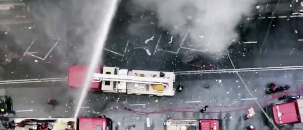 Φονική πυρκαγιά σε ουρανοξύστη – Εγκλωβισμένοι πηδούν στο κενό (βίντεο)