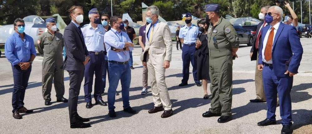 Ο Νίκος Χαρδαλιάς κοντά στους πιλότους των ελικοπτέρων πυρόσβεσης (εικόνες)