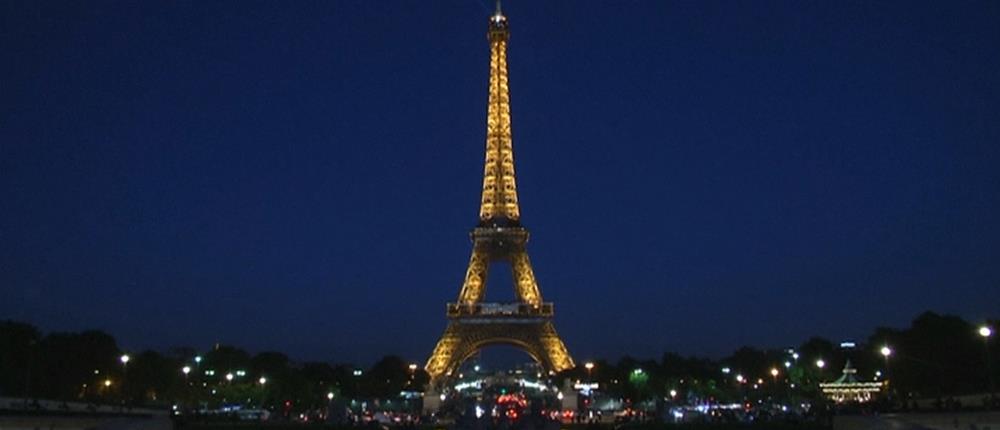 Ο Πύργος του Άιφελ “φόρεσε τα καλά του” για την Εβδομάδα Μόδας στο Παρίσι