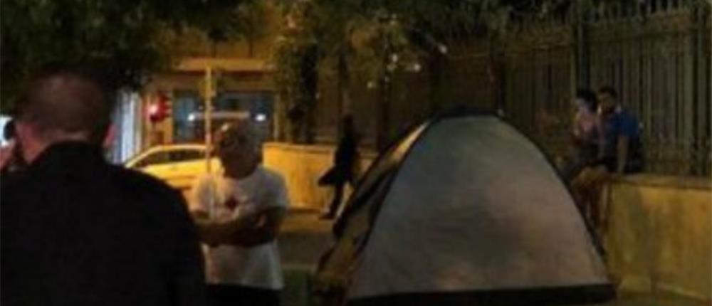 Συμβασιούχοι έστησαν σκηνές έξω από γραφεία του ΣΥΡΙΖΑ
