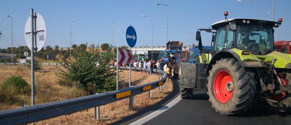 Τρίκαλα: “Μπλόκο” αγροτών στον κόμβο Καρδίτσας