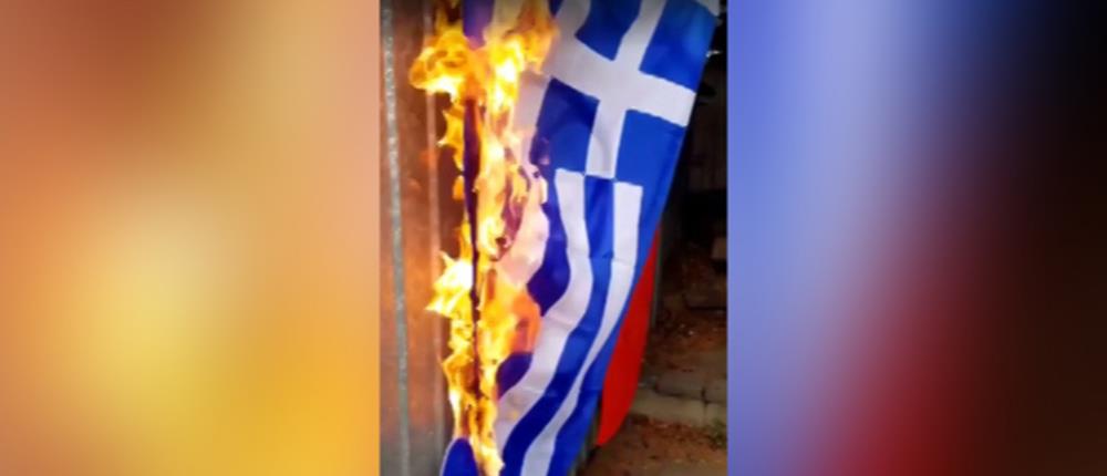 Τούρκοι έκαψαν ελληνική σημαία για συμπαράσταση στους Σκοπιανούς (βίντεο)