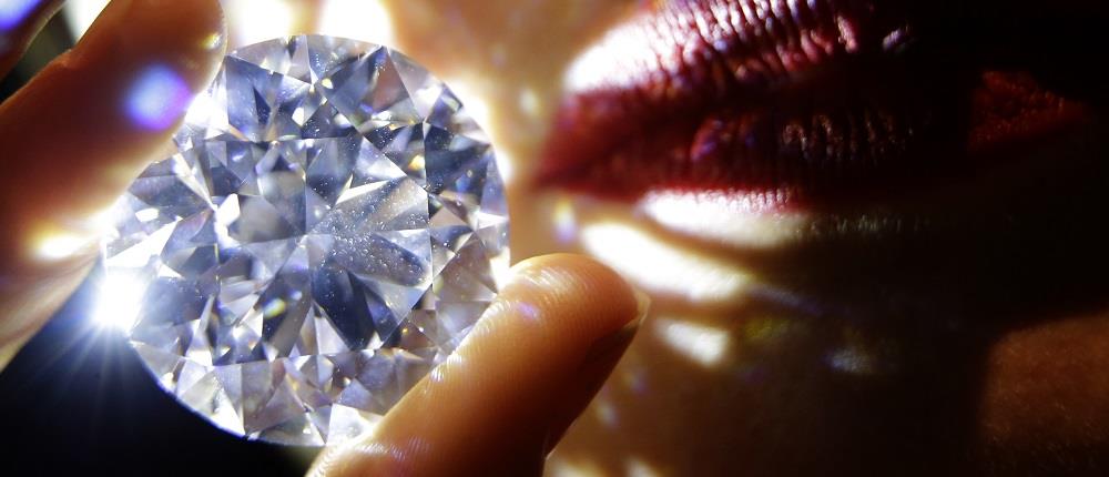 Σε δημοπρασία το πιο σπάνιο λευκό διαμάντι (βίντεο)