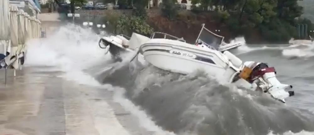 Τεράστια κύματα πετούν με ορμή στην στεριά σκάφη στην Επίδαυρο (βίντεο)
