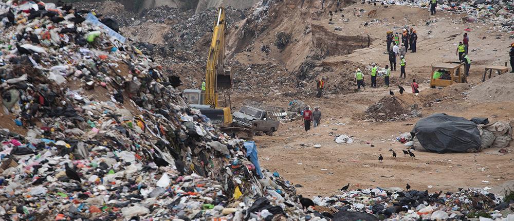 Νεκροί και δεκάδες αγνοούμενοι από κατάρρευση σκουπιδότοπου (βίντεο)