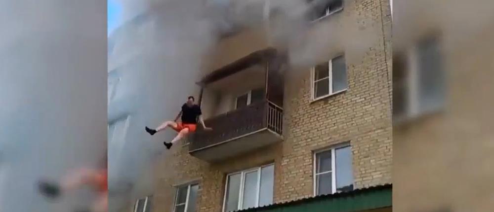 Τετραμελής οικογένεια πηδάει από τον 5ο όροφο για να σωθεί από τις φλόγες (Βίντεο)