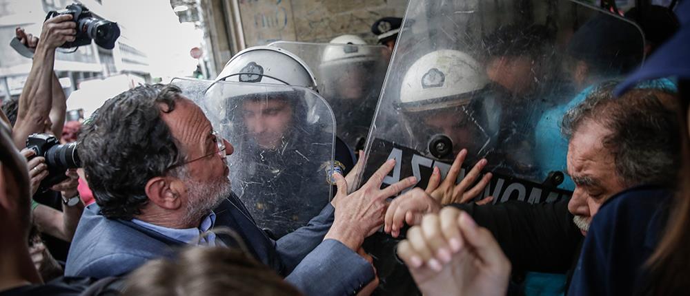 Ένταση έξω από συμβολαιογραφείο για τους πλειστηριασμούς (φωτο)