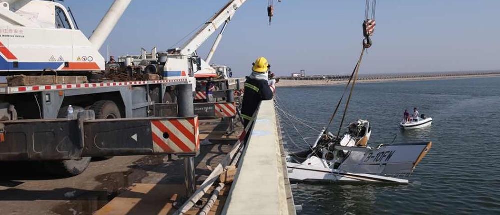 Υδροπλάνο συνετρίβη σε γέφυρα (φωτο+ βίντεο)