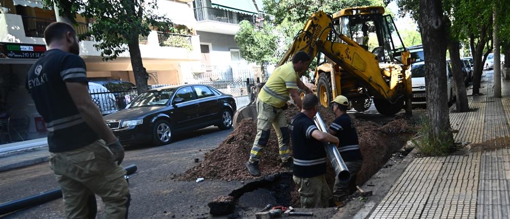 Σεπόλια - ΕΥΔΑΠ: Θραύση αγωγού προκάλεσε καθίζηση του δρόμου