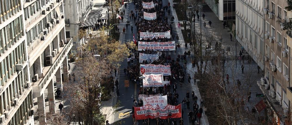 Σε εξέλιξη το φοιτητικό συλλαλητήριο στο κέντρο - Κλειστοί οι δρόμοι (εικόνες)