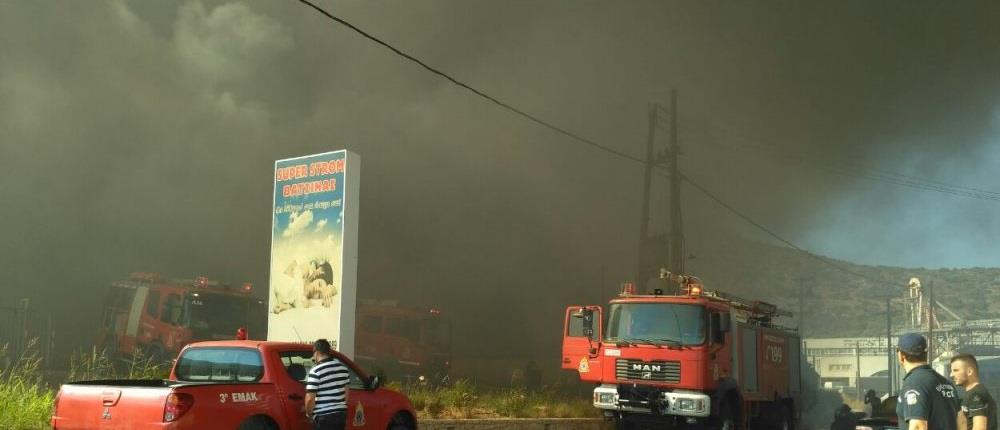 Στις φλόγες εργοστάσιο με στρώματα (φωτογραφίες)