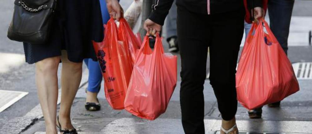 Δύο μεγάλες αλυσίδες σούπερ μάρκετ δίνουν δωρεάν τις πλαστικές σακούλες
