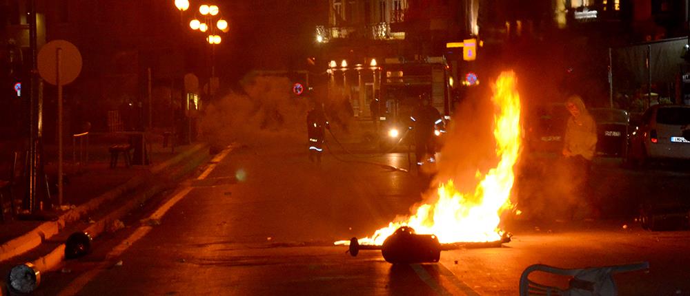 Το “εκρηκτικό” κλίμα από τα επεισόδια στη Μυτιλήνη μεταφέρθηκε… στη Βουλή