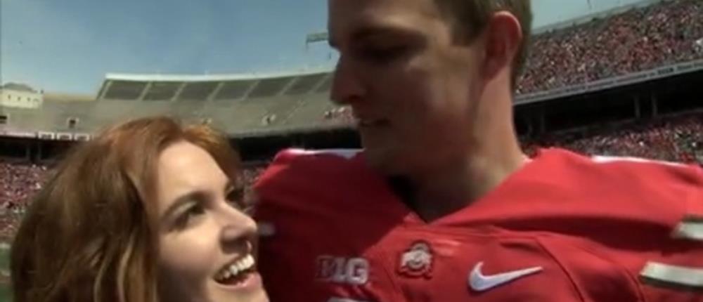 Παίκτης του ράγκμπι κάνει πρόταση γάμου στο… ημίχρονο (βίντεο)