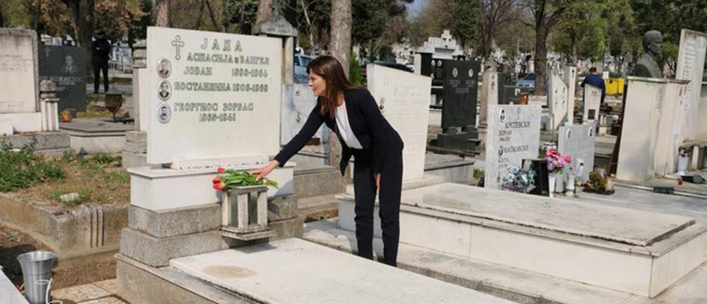 Στον τάφο του Αλέξη Ζορμπά η Μπέτυ Μπαζιάνα (εικόνες)