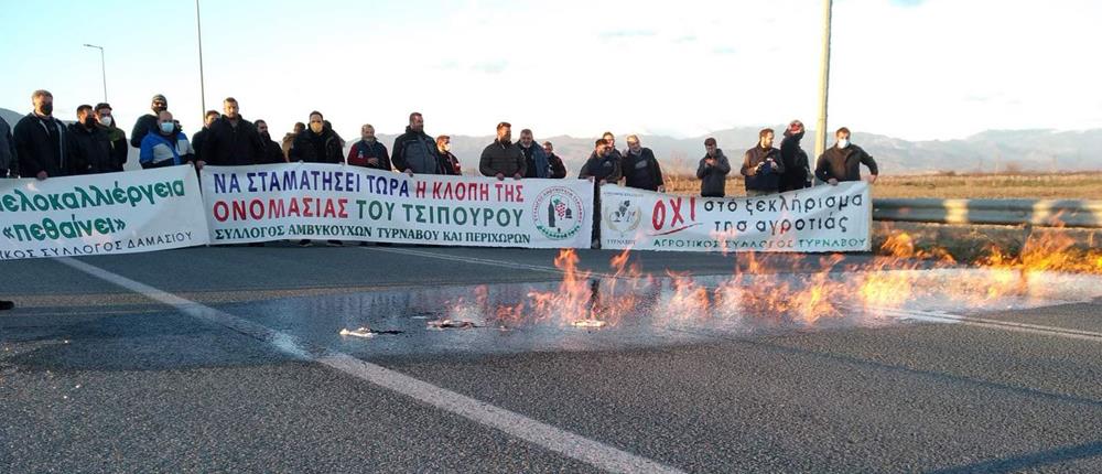 Αγροτικές κινητοποιήσεις: Έβαλαν φωτιά στο τσίπουρο στην εθνική οδό (εικόνες)