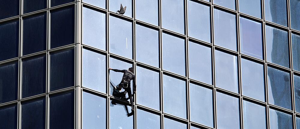 O “Spiderman” αναρριχήθηκε σε ουρανοξύστη του Παρισιού (βίντεο)