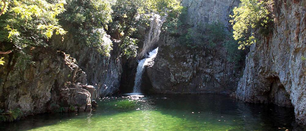 Νεκρός τουρίστας που έπεσε σε χαράδρα