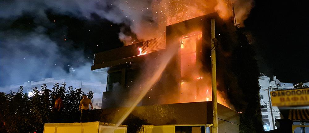 Μεγάλη φωτιά σε κατάστημα στη λεωφόρο Αμφιθέας (εικόνες)