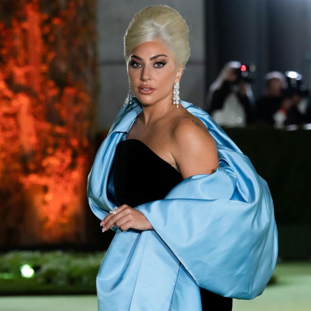 Lady Gaga: Η μεγάλη αλλαγή στην εμφάνισή της - Δείτε την με μακριά κατάμαυρα μαλλιά
