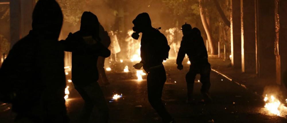 Γερμανικά ΜΜΕ: αναρχικοί ρημάζουν καταστήματα και καίνε αυτοκίνητα στην Ελλάδα