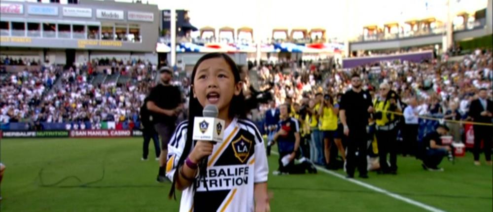 Viral η 7χρονη που έψαλλε τον εθνικό ύμνο σε γήπεδο (βίντεο)