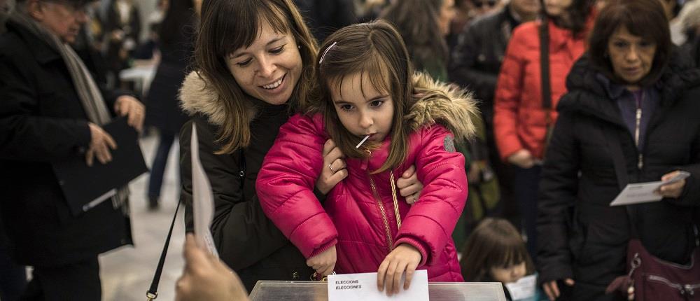 “Πονοκέφαλος” στη Μαδρίτη από τον εκλογικό θρίαμβο των αποσχιστικών κομμάτων της Καταλονίας