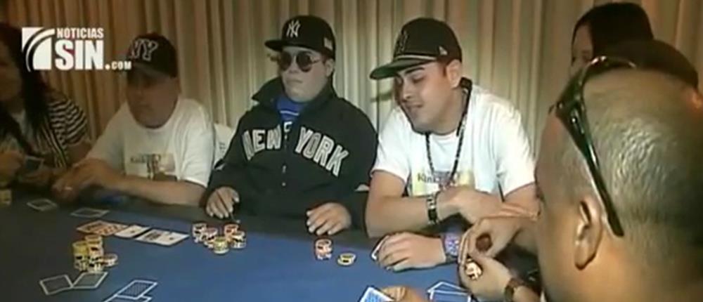 Ταριχευμένος άντρας “δίνει ρέστα” παίζοντας πόκερ με τους φίλους του (φωτό & βίντεο)