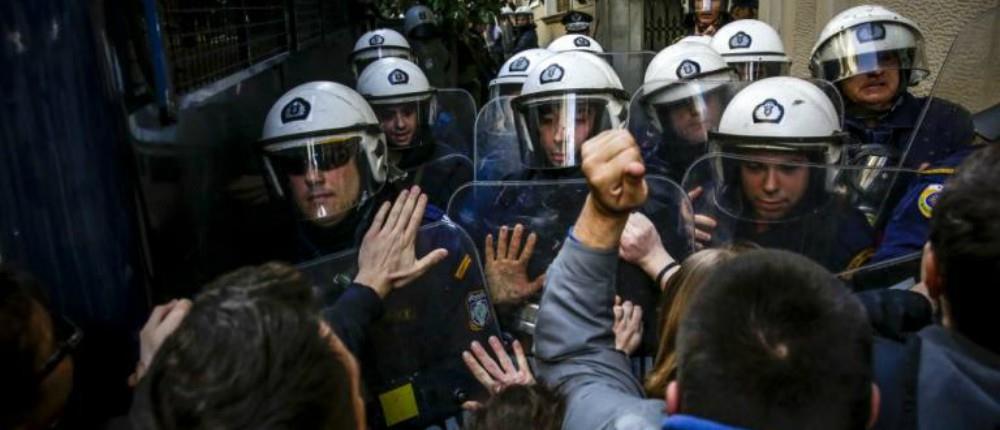 Πλειστηριασμοί: χημικά και ξύλο μεταξύ διαδηλωτών και ΜΑΤ