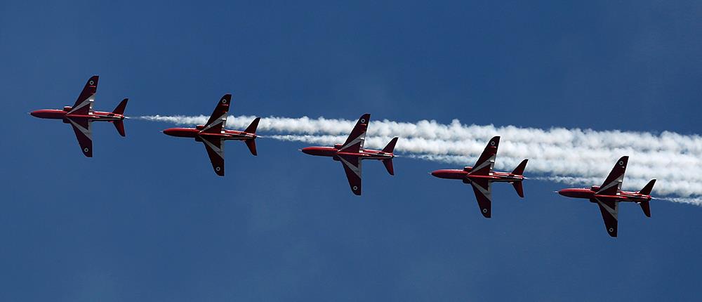 Ζωγράφισαν τον ουρανό οι πιλότοι των Red Arrows (φωτο+βίντεο)