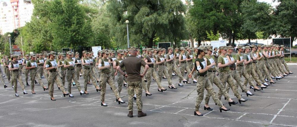 Ουκρανία: Οργή για τις στρατιωτίνες με τις γόβες (εικόνες)