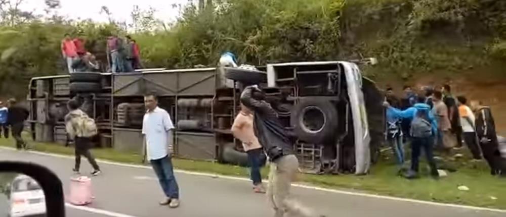 Δεκάδες νεκροί από την ανατροπή τουριστικού λεωφορείου (βίντεο)