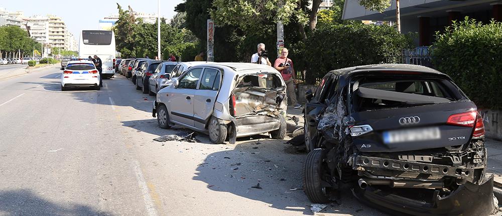 Θεσσαλονίκη: Τουριστικό λεωφορείο πήρε “παραμάζωμα” σταθμευμένα αυτοκίνητα (εικόνες)