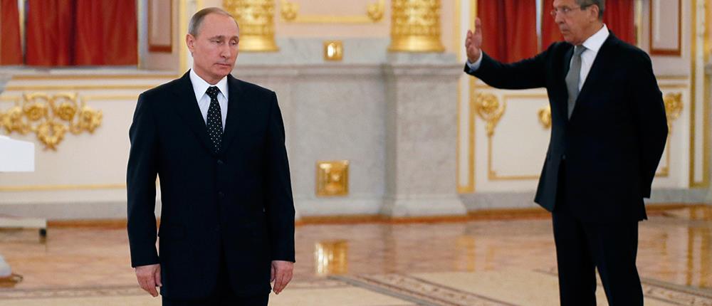 Γιατί ο Πούτιν κρατά ακίνητο το δεξί του χέρι όταν περπατά; - Τι λένε οι ειδικοί