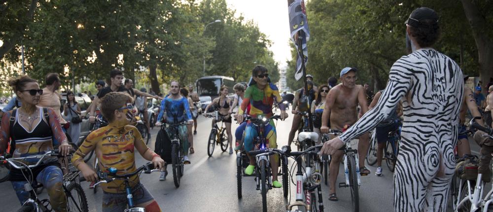 Γυμνοί ποδηλάτες ξεχύθηκαν στους δρόμους της Θεσσαλονίκης (εικόνες)