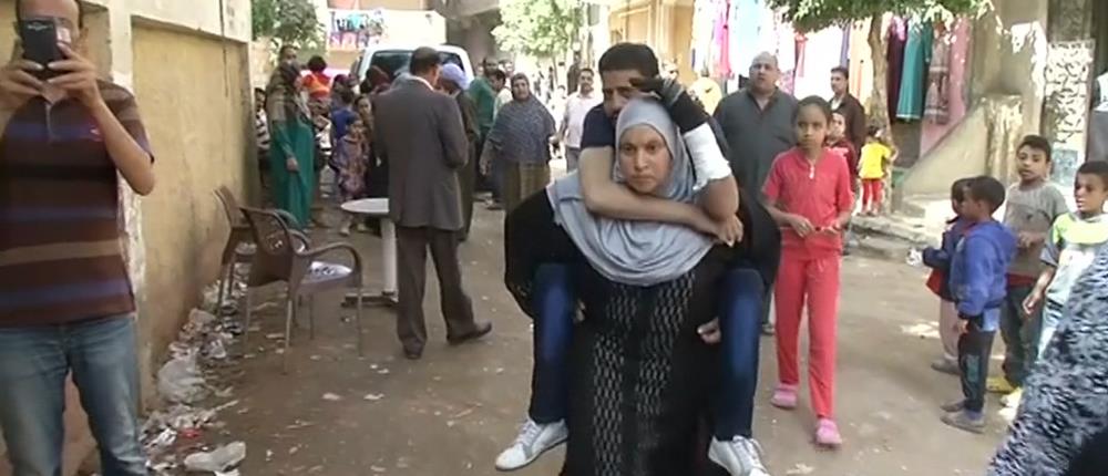 Κουβάλησε στην πλάτη τον άρρωστο σύζυγό της για να ψηφίσει (βίντεο)