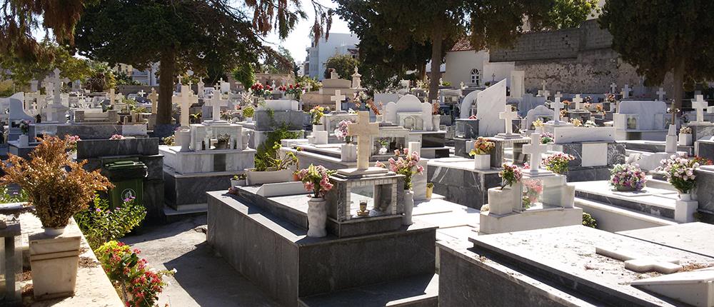 “Κυνηγοί μετάλλων” ξήλωσαν καντήλια και σταυρούς από νεκροταφεία