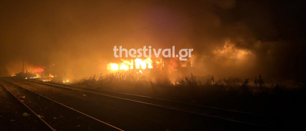 Μεγάλη φωτιά σε βαγόνια που διέμεναν μετανάστες