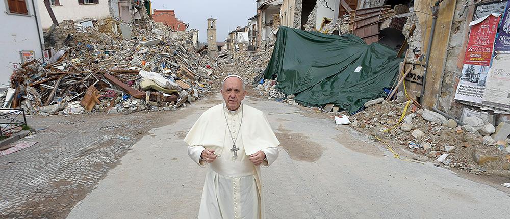 Στο σεισμόπληκτο Αματρίτσε ο Πάπας Φραγκίσκος