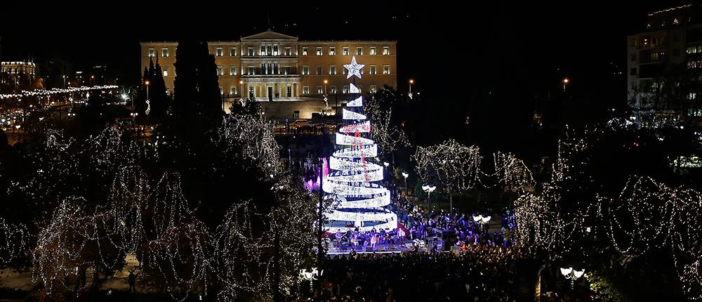 Φωταγωγήθηκε το χριστουγεννιάτικο δέντρο στο Σύνταγμα (βίντεο)