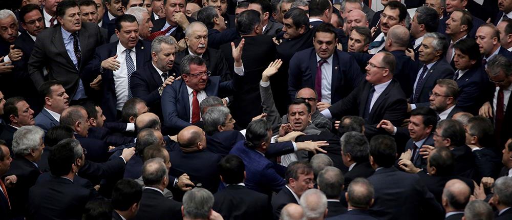 Ξύλο στο τουρκικό Κοινοβούλιο (βίντεο)