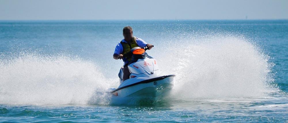 Σύγκρουση jet ski με τραυματία 18χρονο