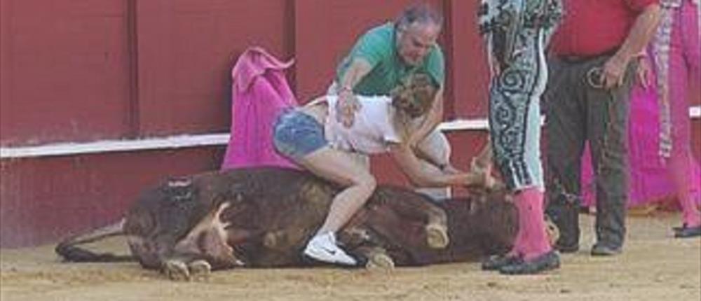 Ακτιβίστρια αγκάλιασε ταύρο σε αρένα για να μην τον θανατώσουν