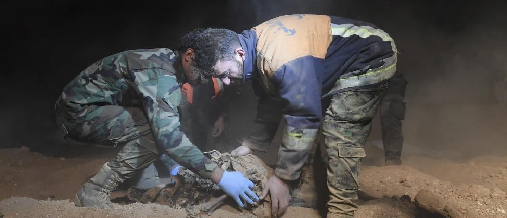 Συγκλονίζουν οι εικόνες των ανασκαφών από τους μαζικούς τάφους στην Ράκα (βίντεο)