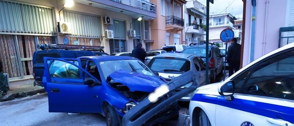 Ηλεία: Τροχαίο με εμπλοκή δύο αυτοκινήτων και πέντε περιπολικών!