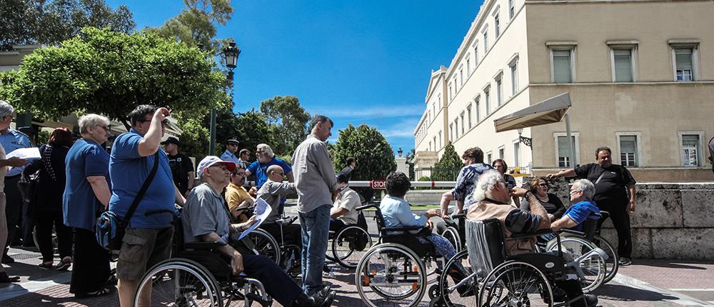 “Κατάληψη” στην  Βουλή από τον Πανελλήνιο Σύλλογο Παραπληγικών (φωτο)