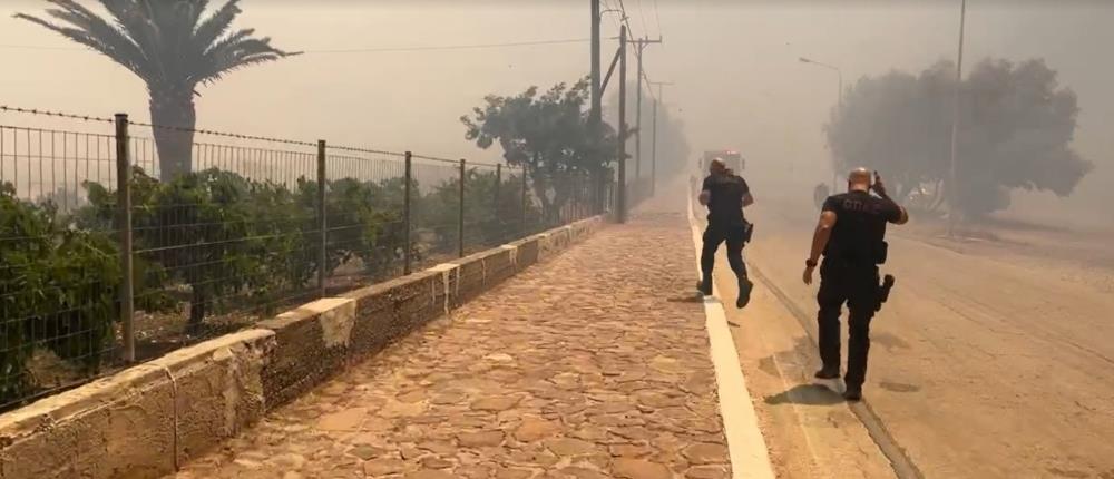 Φωτιά στα Βατερά: Εκκένωση εγκλωβισμένων από την θάλασσα - Τους κύκλωσαν οι φλόγες